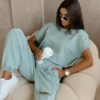 Dresowy komplet damski miętowy – t-shirt oversize + spodnie z dziurą - obrazek 3
