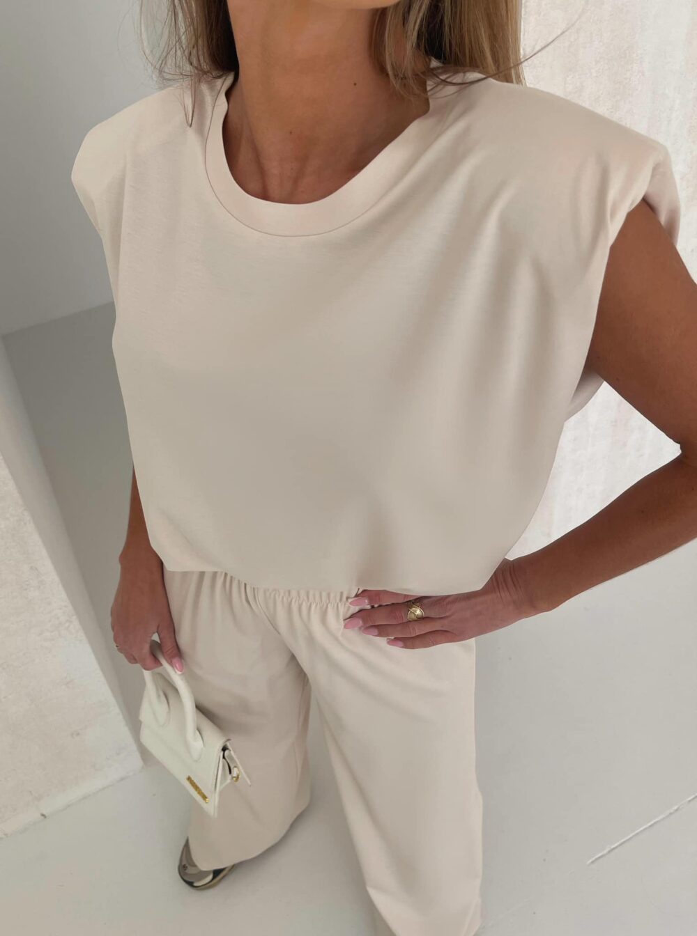 Komplet Nude Essence – Bluzka bez rękawów i Szerokie Spodnie jasny beż - obrazek 3