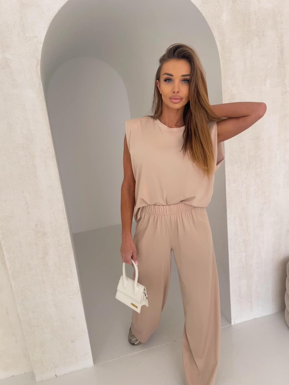 Komplet Nude Essence – Bluzka bez rękawów i Szerokie Spodnie ciemny beż - obrazek 3