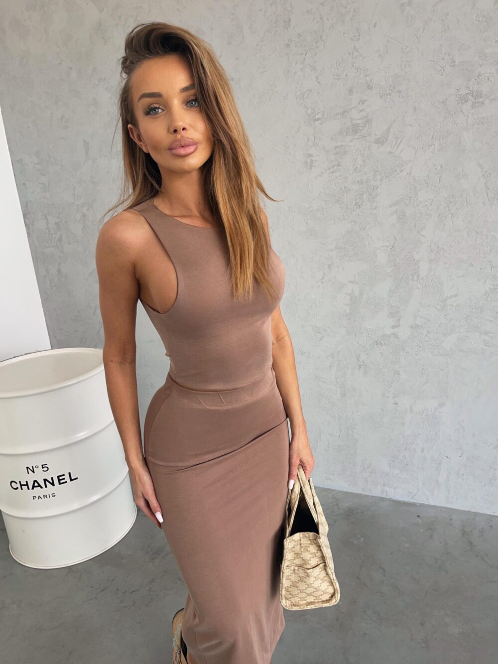 Komplet Mocca Elegance – dopasowany top i spódnica midi - obrazek 2