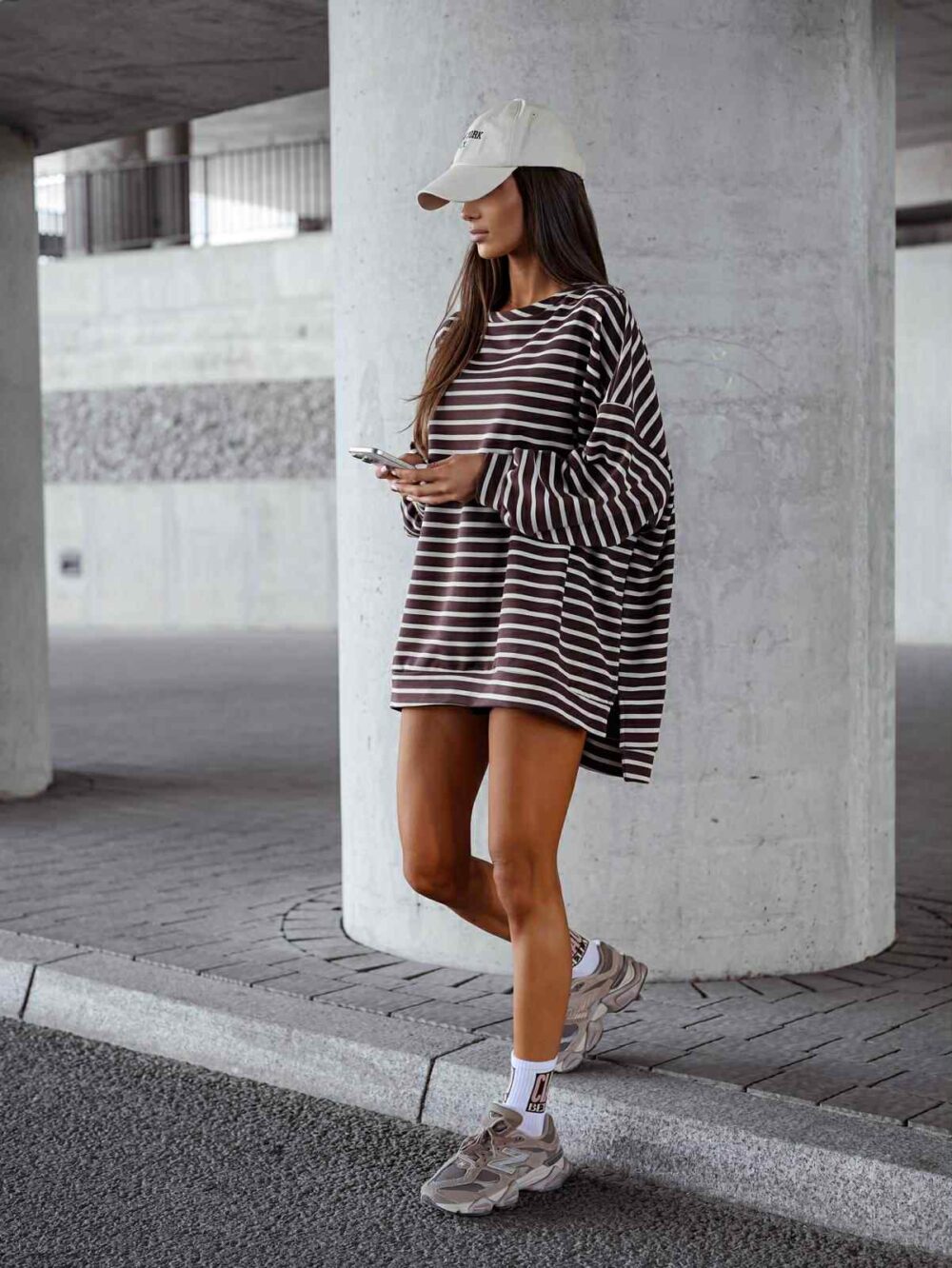 Bluza Oversize w Paski Mucha - Czekolada - obrazek 2