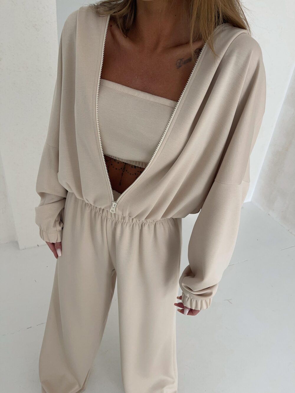 Komplet Cozy Elegance bluza, spodnie i top – jasny beż - obrazek 5