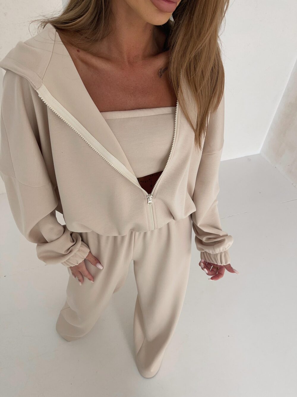 Komplet Cozy Elegance bluza, spodnie i top – jasny beż - obrazek 4