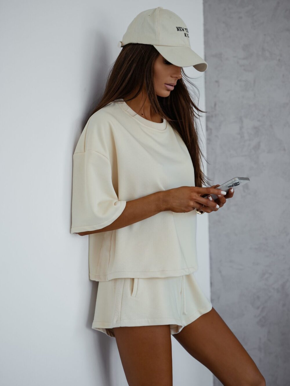 Komplet Damski Relax Fit – Oversize T-shirt i Szorty – wanilia - obrazek 2