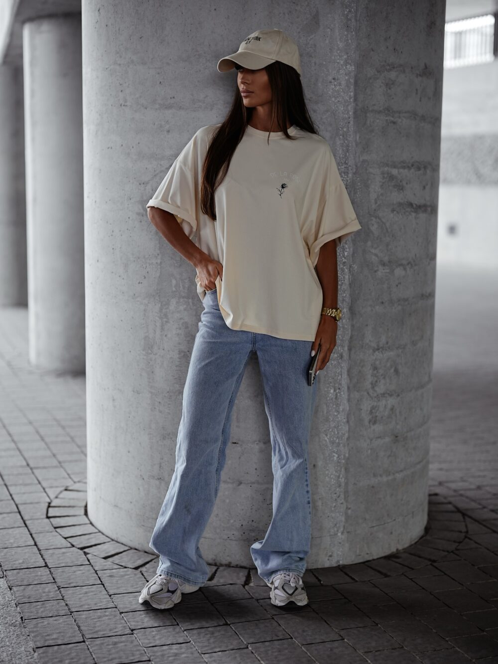 T-shirt "De La Rose" – Oversize Street Look - ecru - obrazek 2