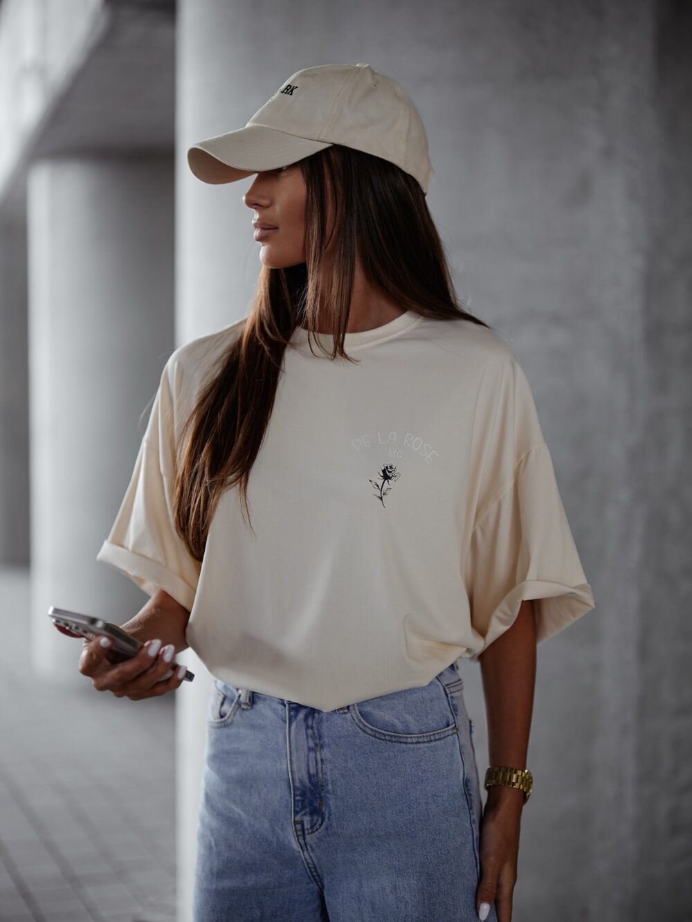 T-shirt "De La Rose" – Oversize Street Look - ecru - obrazek 3