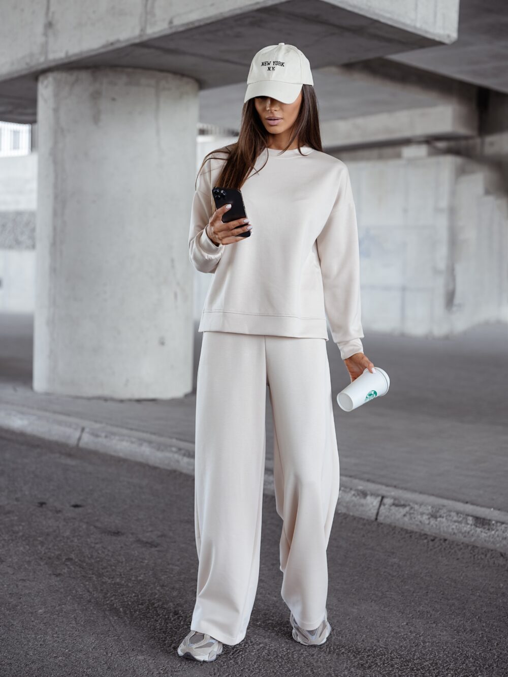 Komplet City Relax – 2w1 dres w stylu oversize - jasny beż - obrazek 2