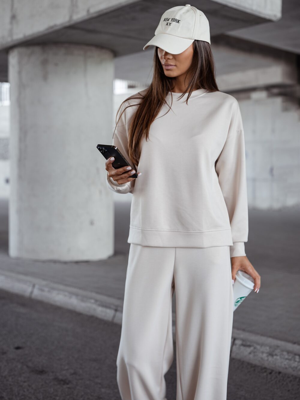 Komplet City Relax – 2w1 dres w stylu oversize - jasny beż - obrazek 3