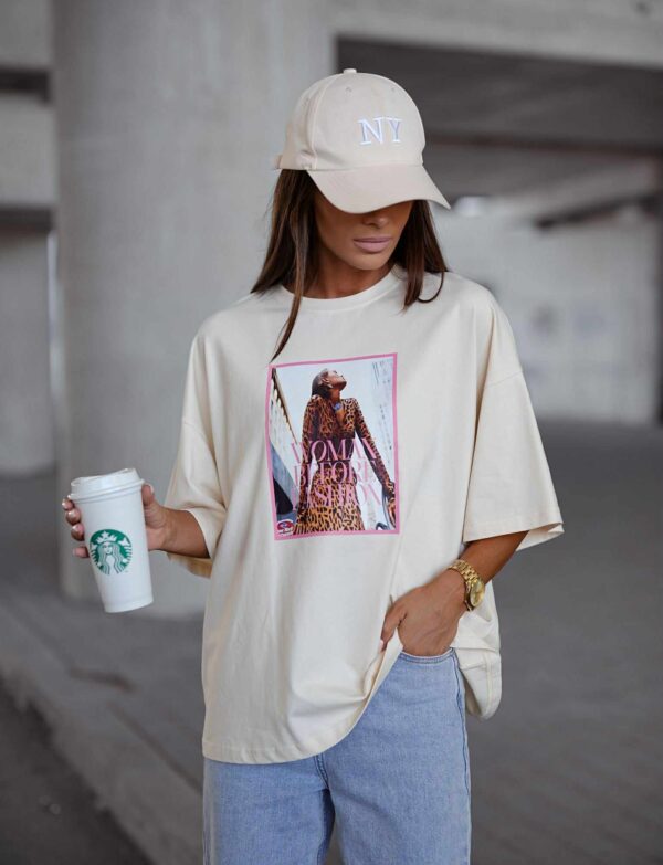 Oversize T-shirt z nadrukiem Woman Before Fashion - kokos