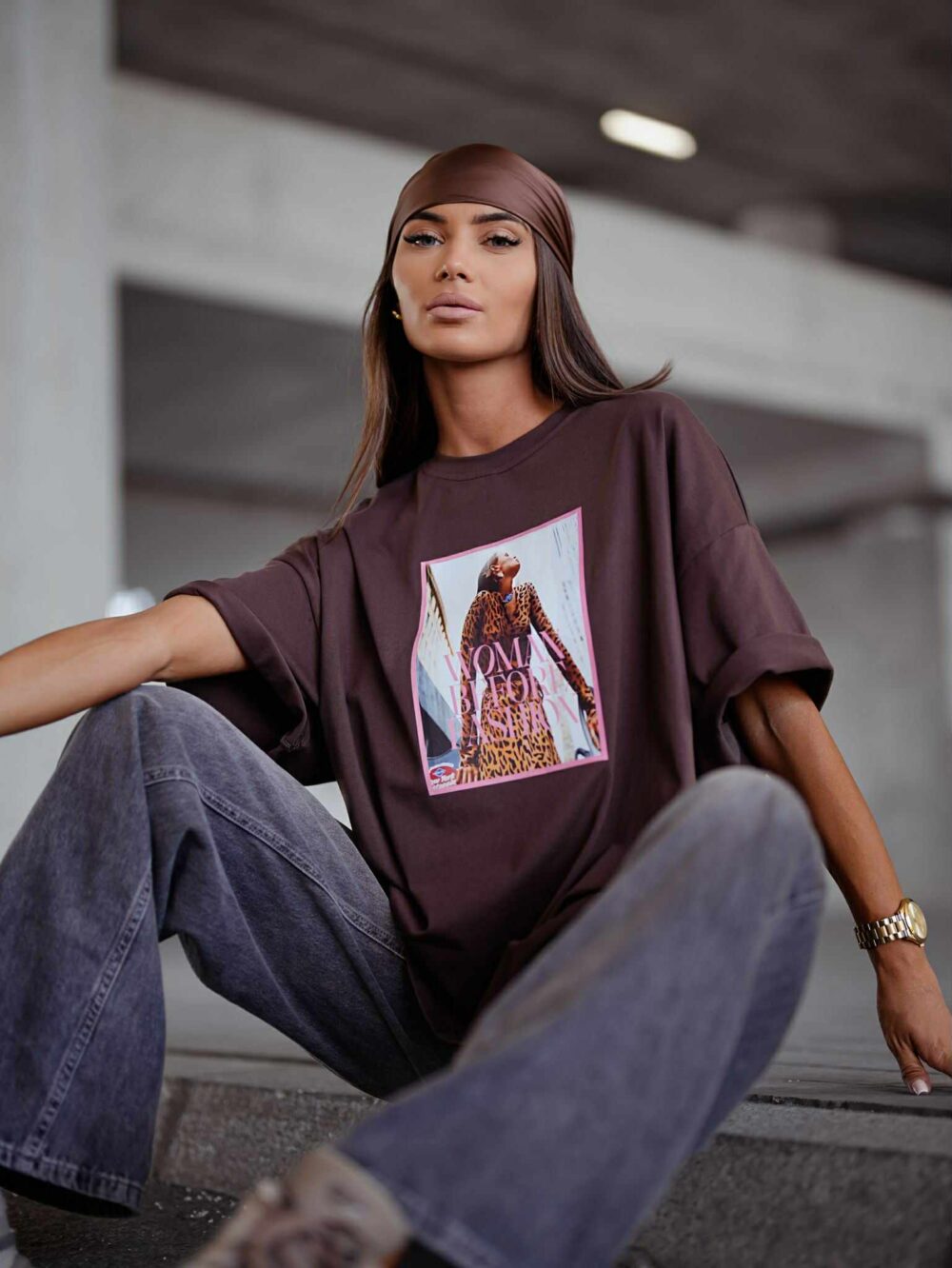 Oversize T-shirt z nadrukiem Woman Before Fashion - czekolada - obrazek 3