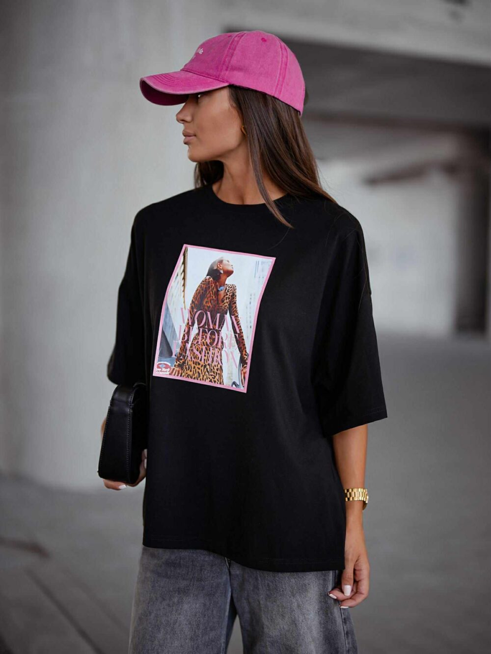 Oversize T-shirt z nadrukiem Woman Before Fashion - czarny