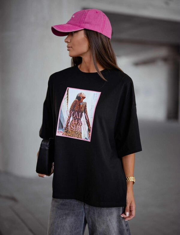 Oversize T-shirt z nadrukiem Woman Before Fashion - czarny