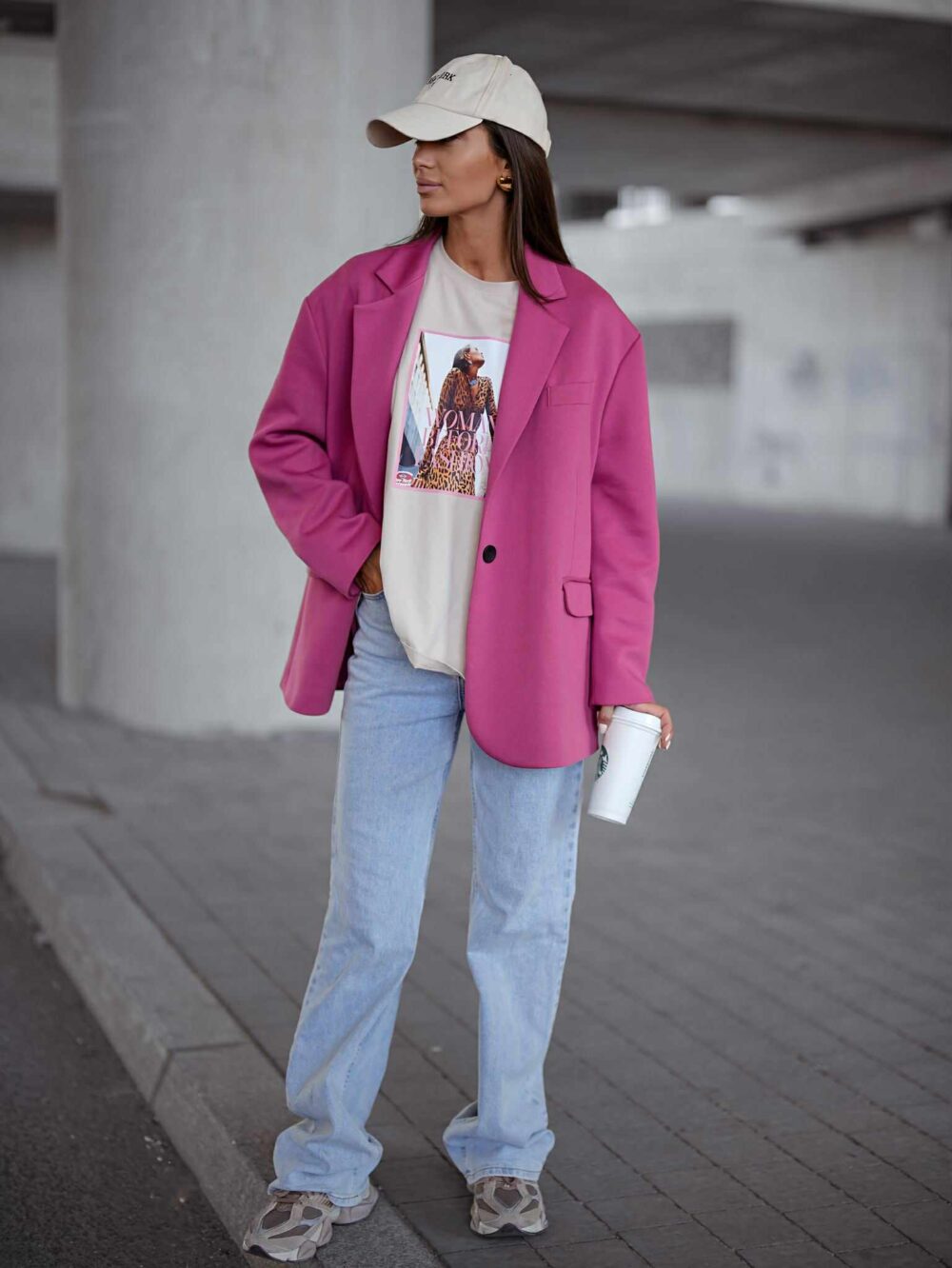 Oversize T-shirt z nadrukiem Woman Before Fashion - beż - obrazek 3