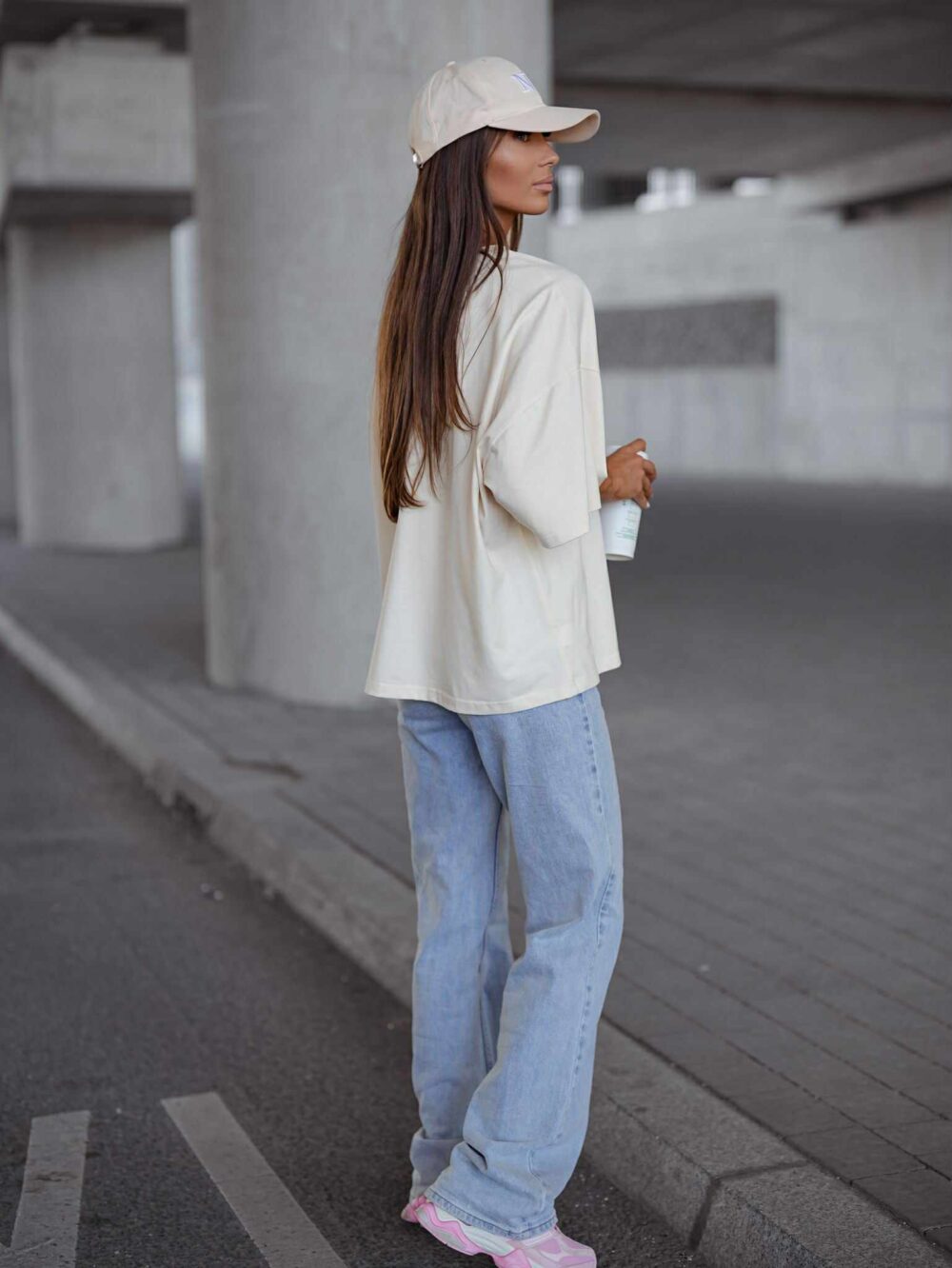 Oversize T-shirt z nadrukiem Woman Before Fashion - kokos - obrazek 2