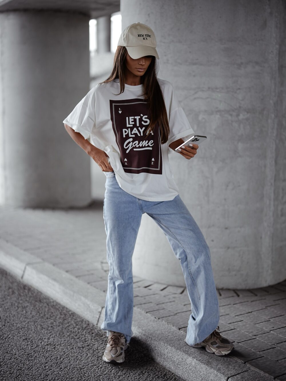 T-shirt oversize let's play - biały - obrazek 2