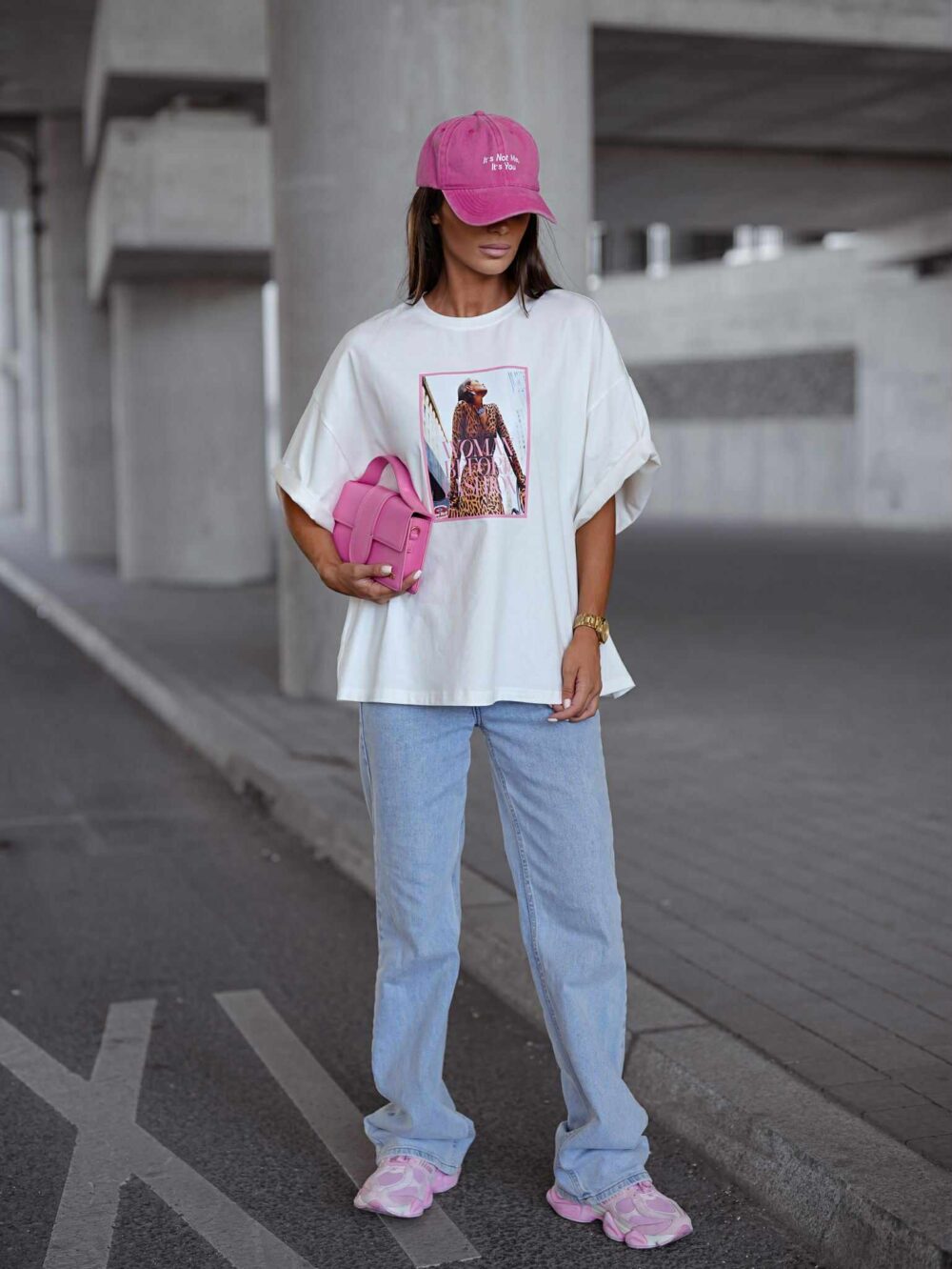 Oversize T-shirt z nadrukiem Woman Before Fashion - biały - obrazek 2