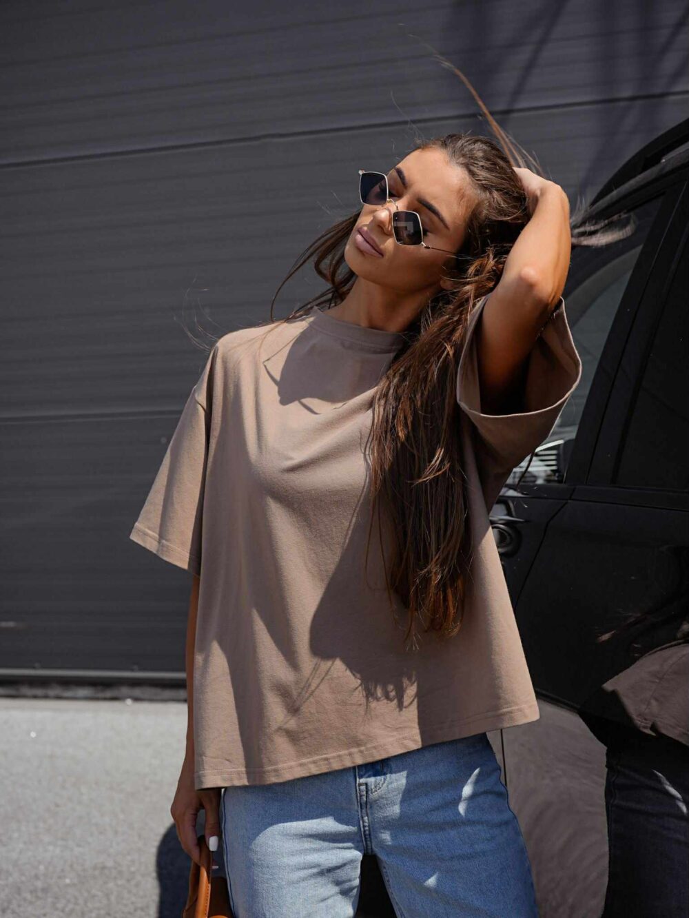 Klasyczny T-shirt oversize beżowy - obrazek 2