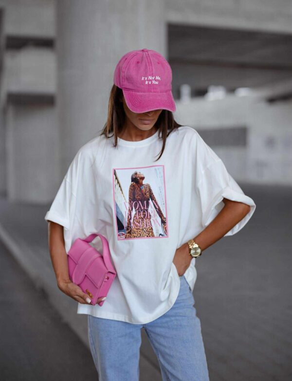 Oversize T-shirt z nadrukiem Woman Before Fashion - biały