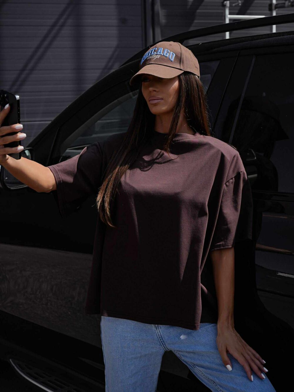 Klasyczny T-shirt oversize czekoladowy - obrazek 2