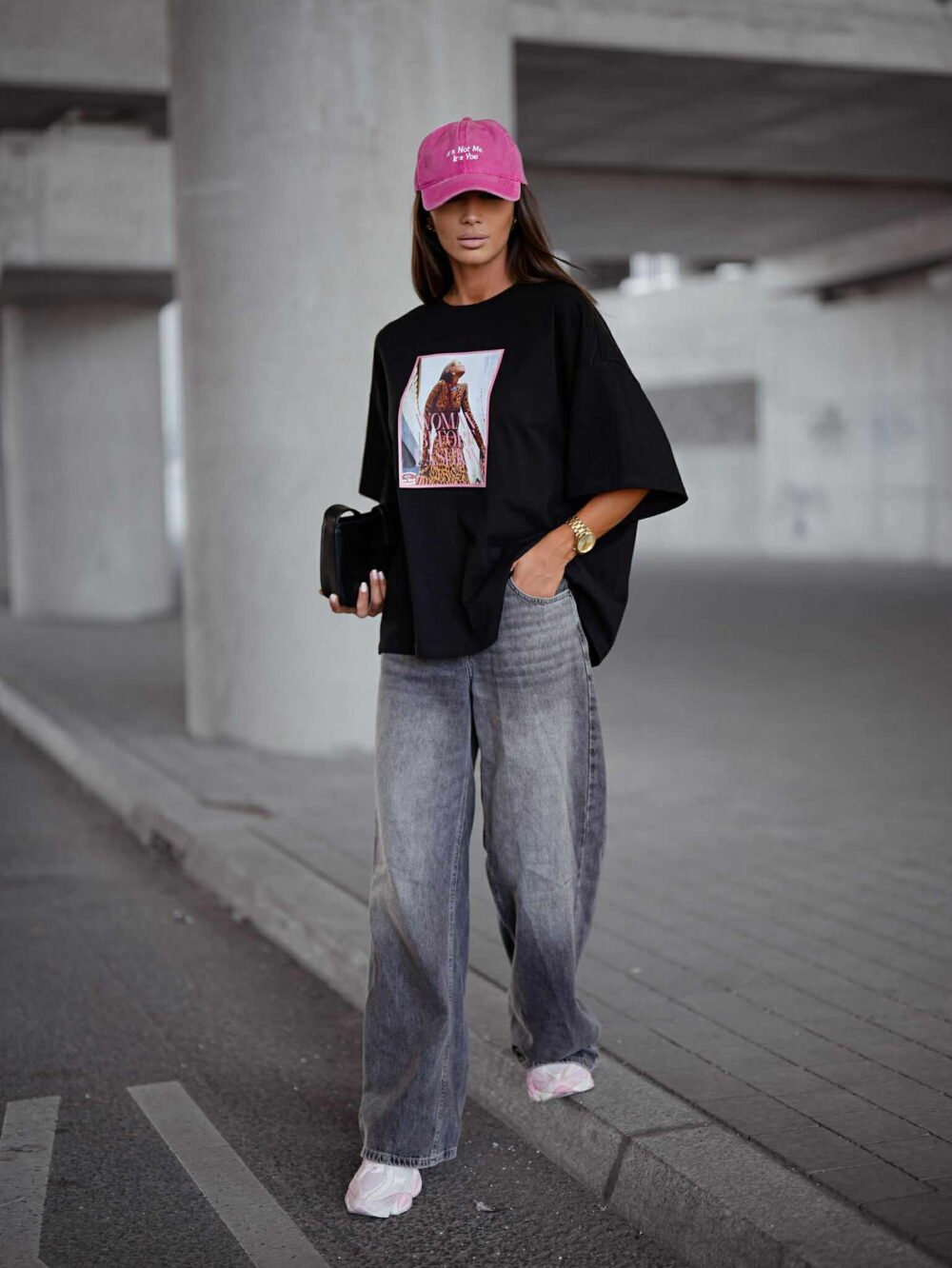 Oversize T-shirt z nadrukiem Woman Before Fashion - czarny - obrazek 2