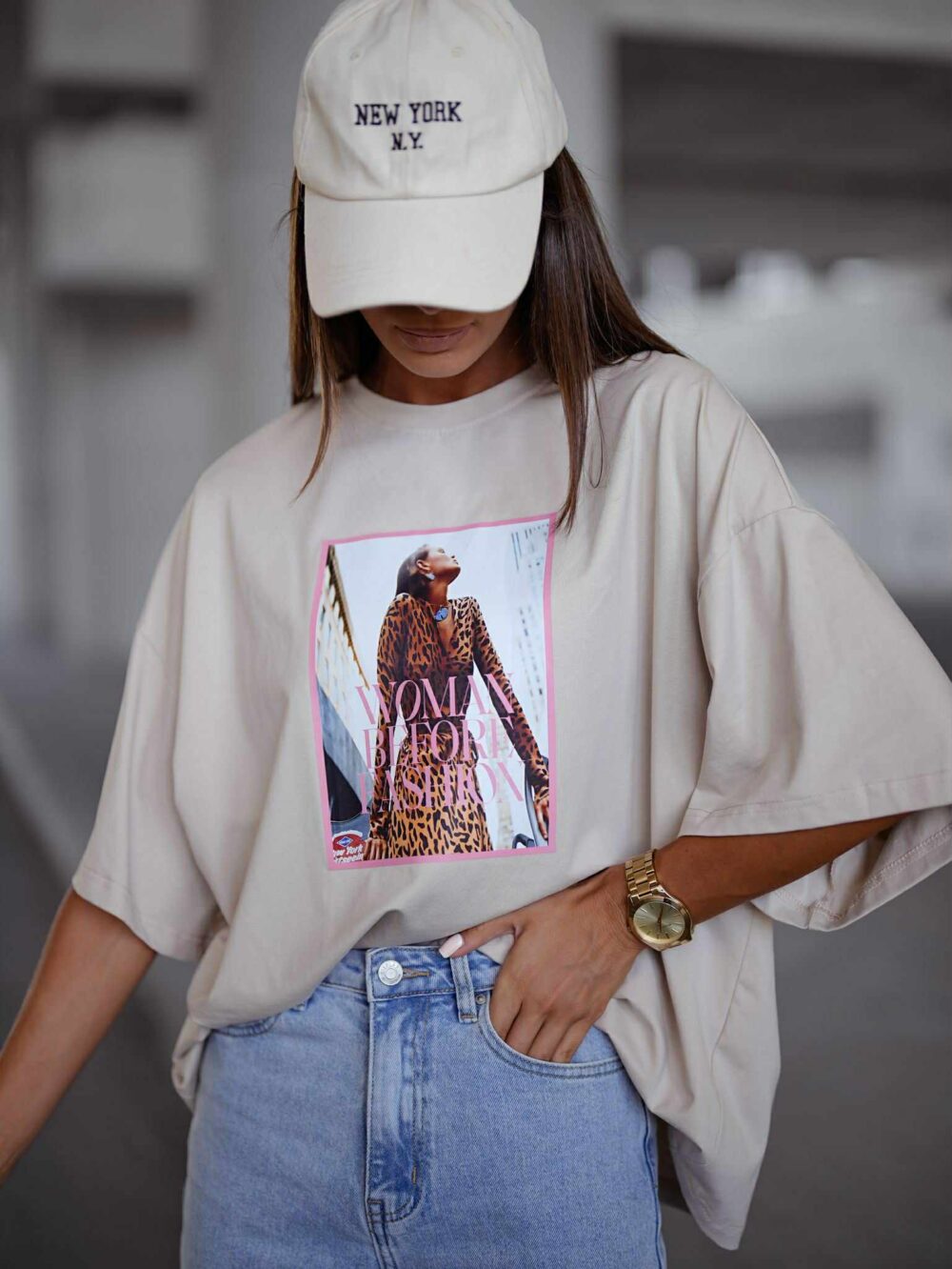 Oversize T-shirt z nadrukiem Woman Before Fashion - beż - obrazek 2