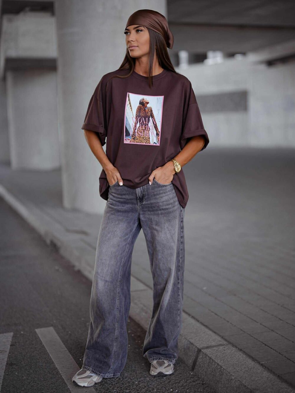 Oversize T-shirt z nadrukiem Woman Before Fashion - czekolada - obrazek 2