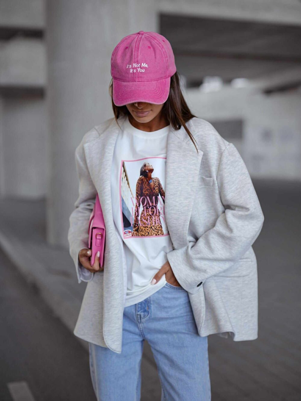 Oversize T-shirt z nadrukiem Woman Before Fashion - biały - obrazek 3