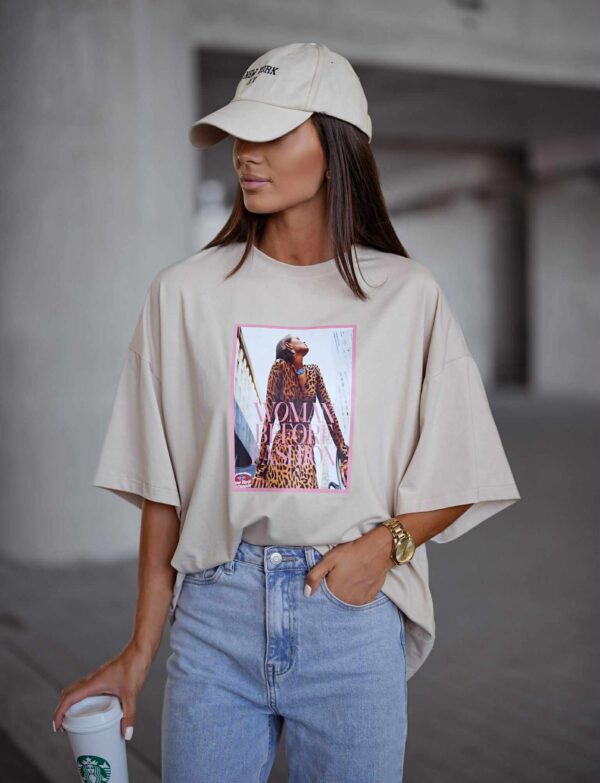 Oversize T-shirt z nadrukiem Woman Before Fashion - beż