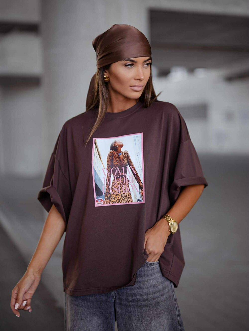 Oversize T-shirt z nadrukiem Woman Before Fashion - czekolada