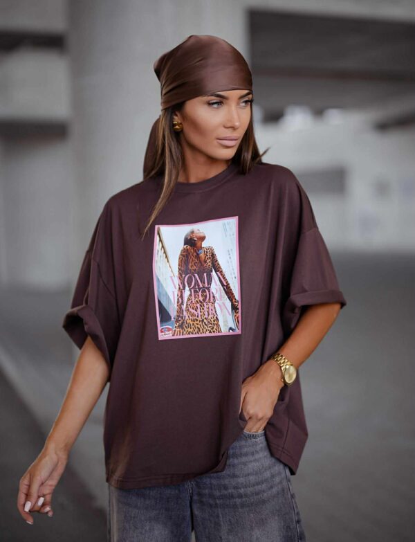 Oversize T-shirt z nadrukiem Woman Before Fashion - czekolada
