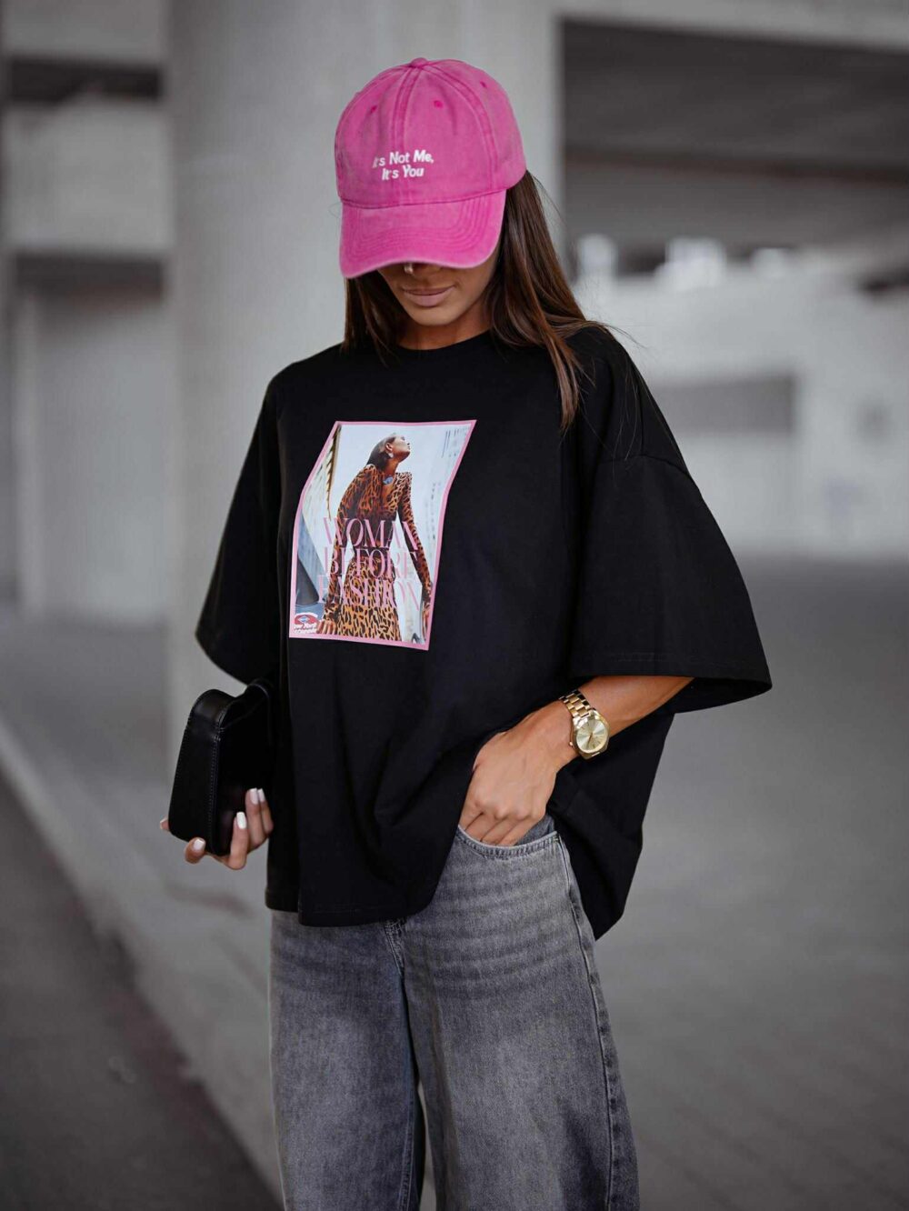Oversize T-shirt z nadrukiem Woman Before Fashion - czarny - obrazek 3