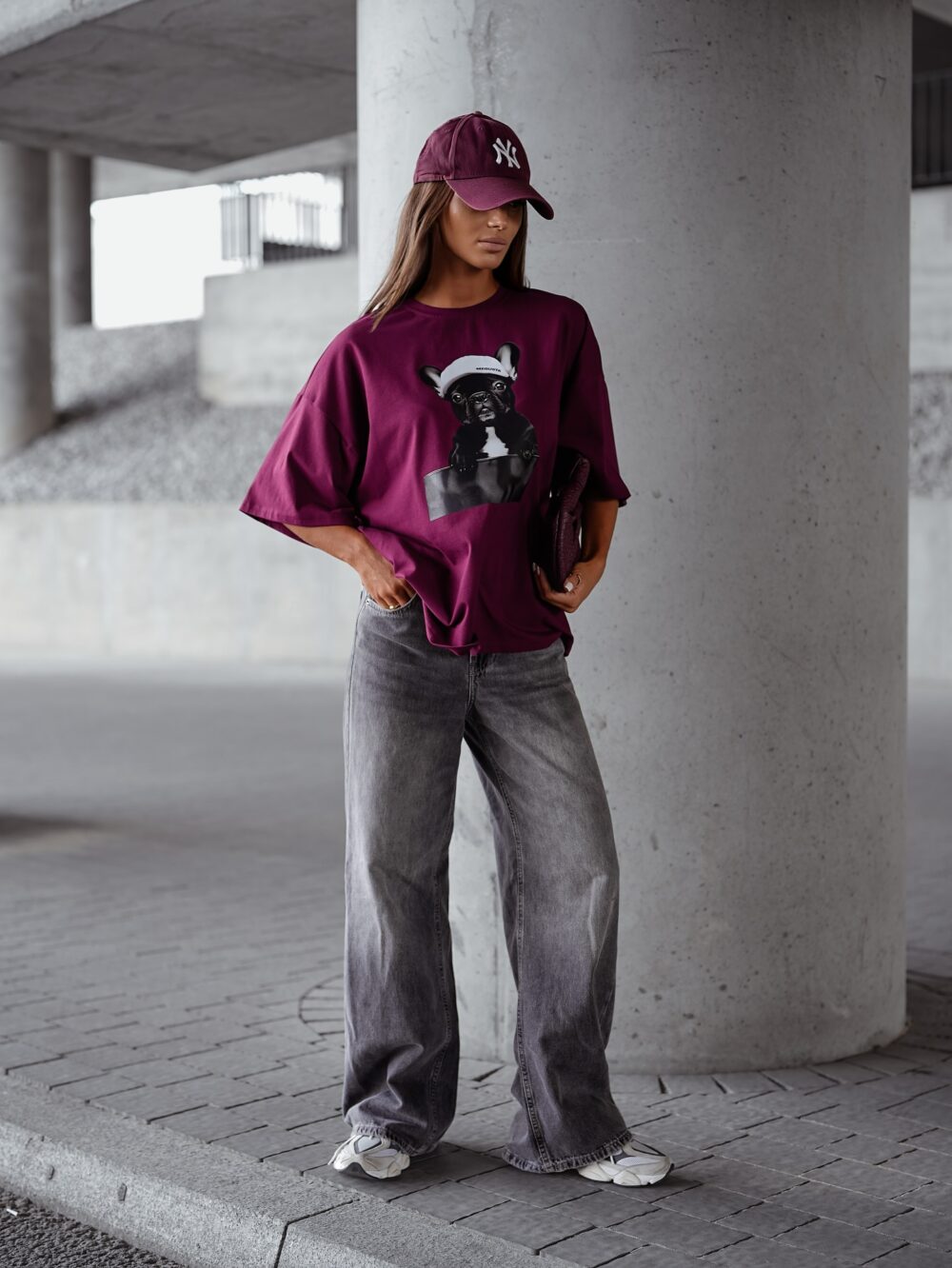 Oversize’owy T-shirt z nadrukiem buldoga - burgund - obrazek 2