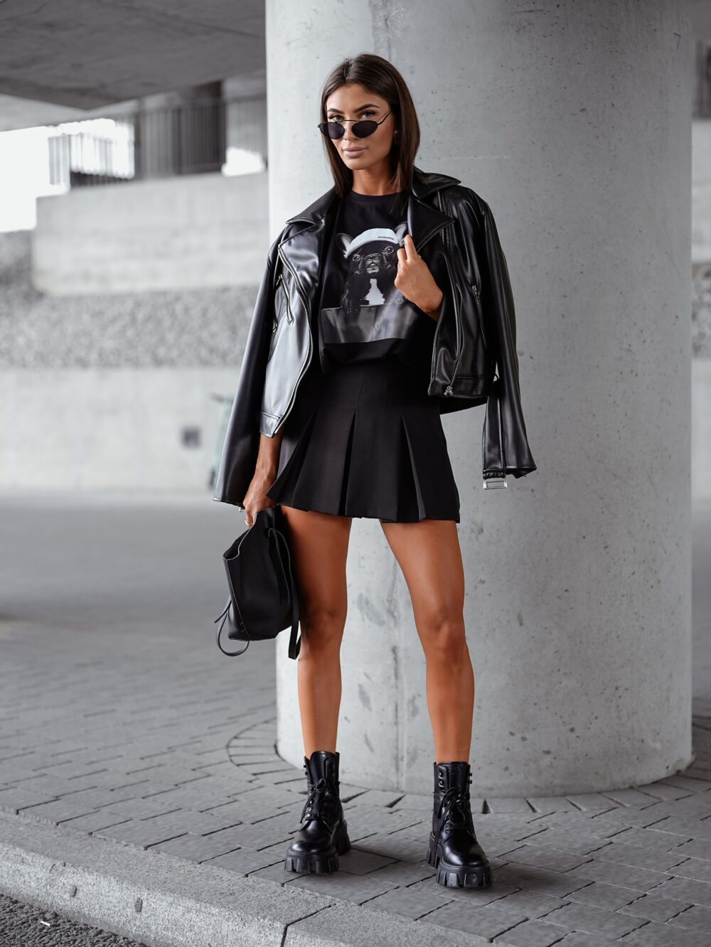 Oversize’owy T-shirt z nadrukiem buldoga - czarny - obrazek 3