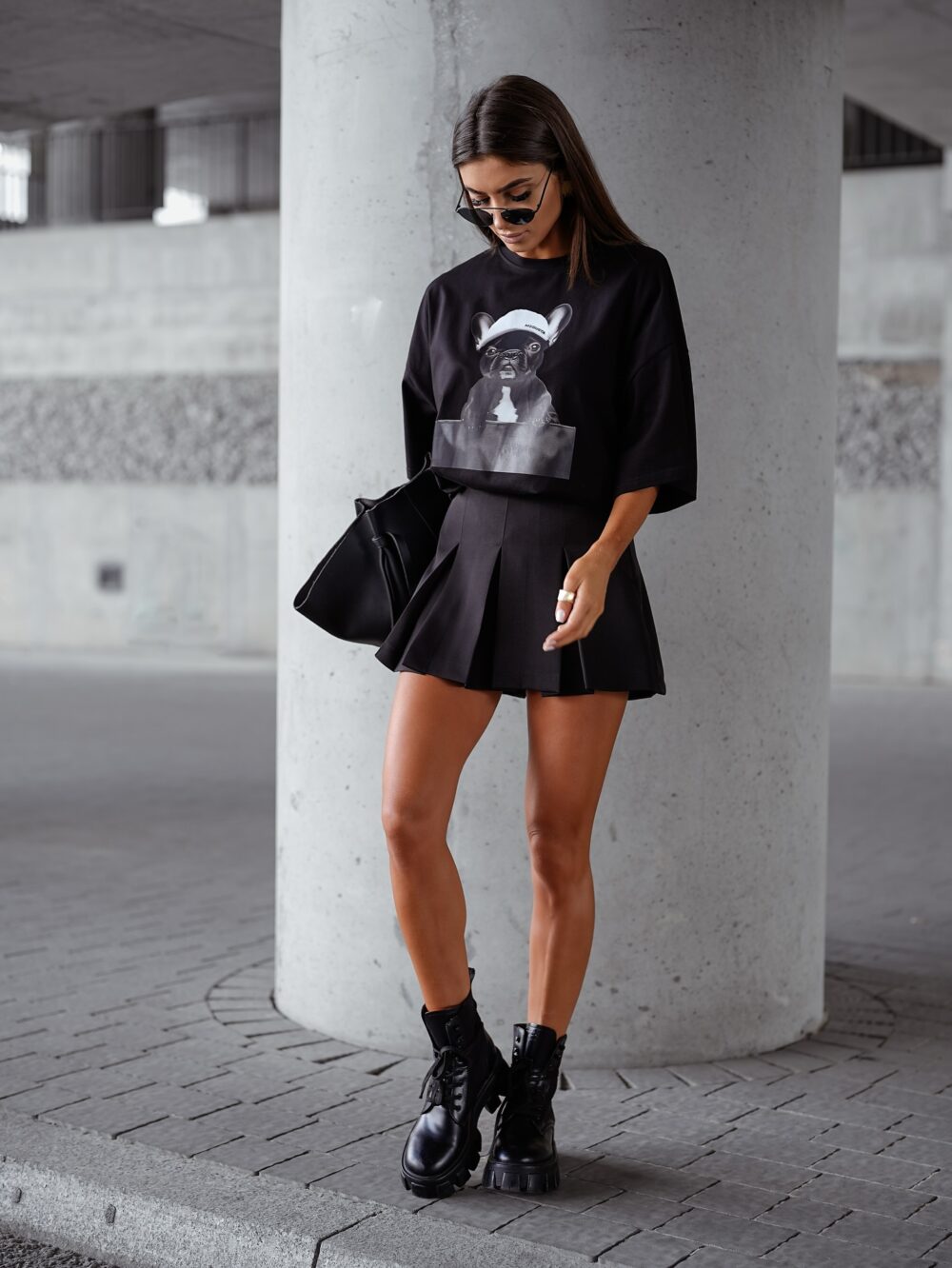 Oversize’owy T-shirt z nadrukiem buldoga - czarny