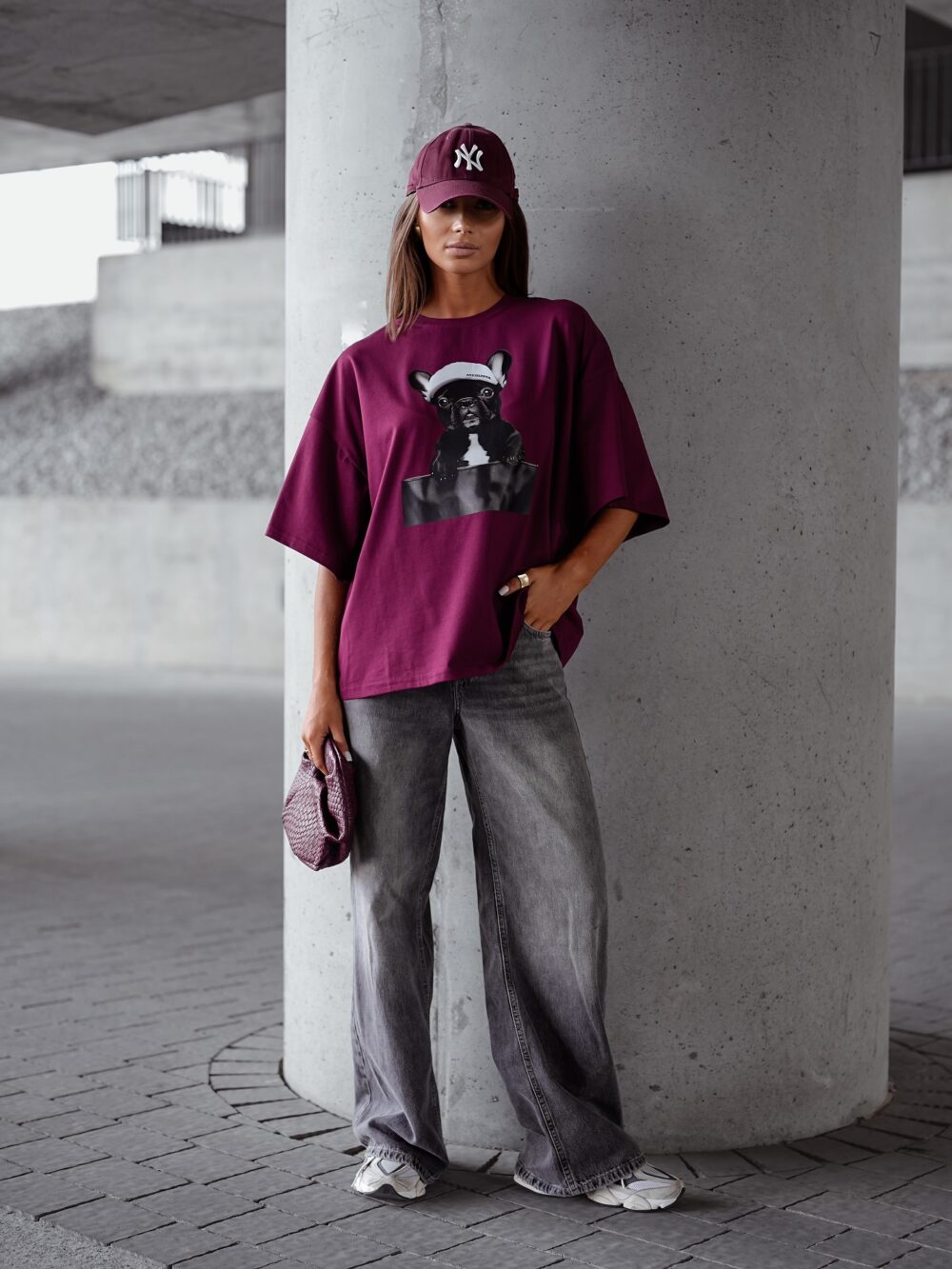 Oversize’owy T-shirt z nadrukiem buldoga - burgund - obrazek 3