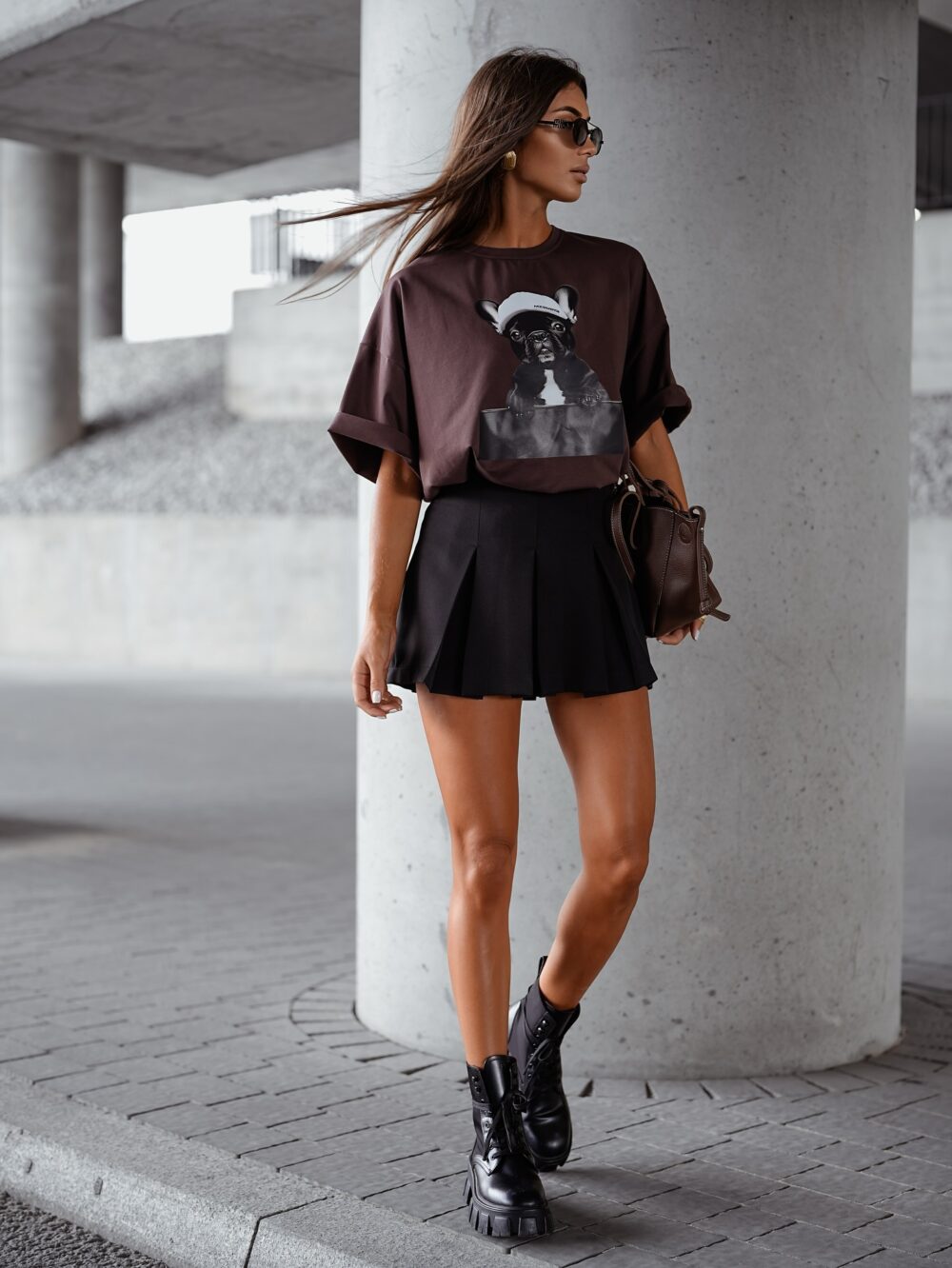 Oversize’owy T-shirt z nadrukiem buldoga - czekolada - obrazek 3