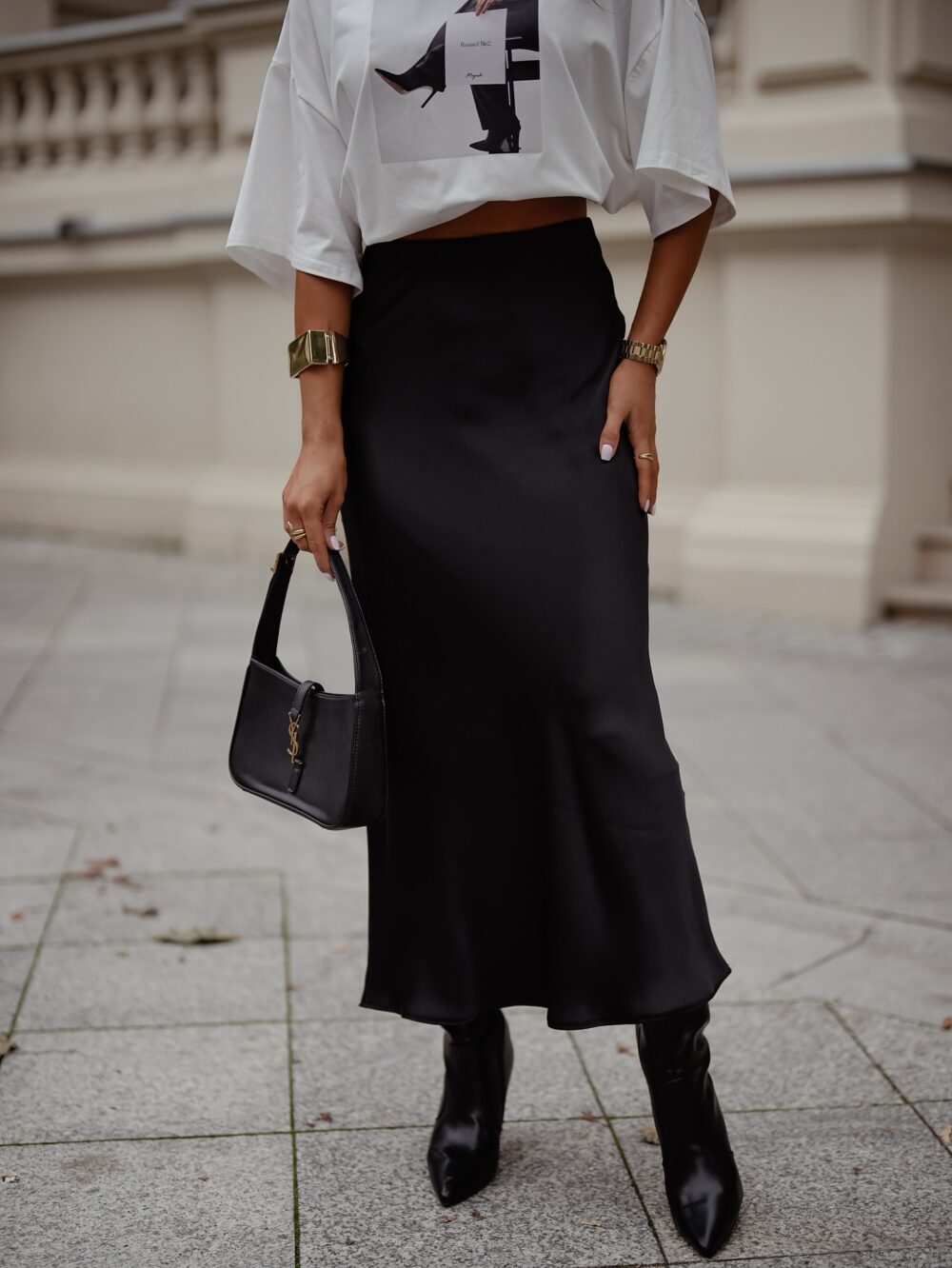 Satynowa Spódnica Midi Pure Elegance czarna