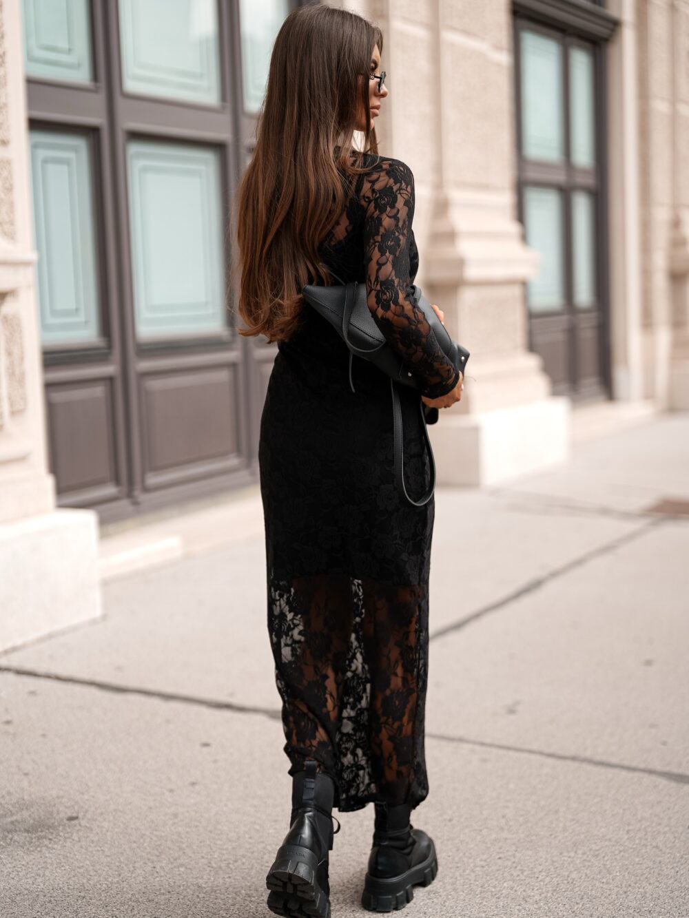 Sukienka koronkowa Black Elegance - obrazek 3