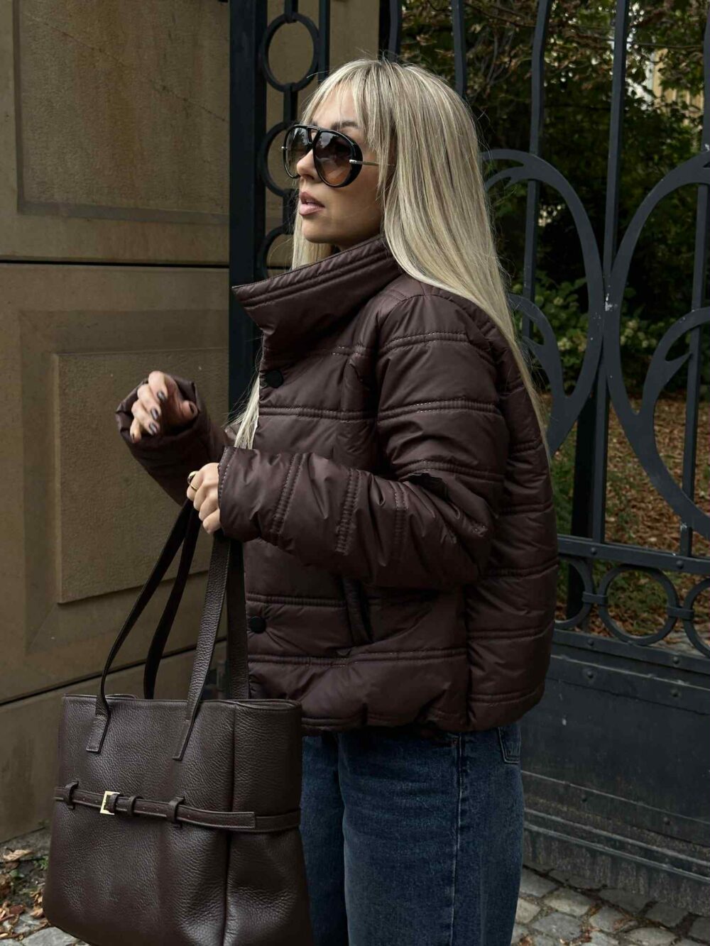 Pikowana kurtka damska w kolorze czekoladowym – krótki fason - obrazek 2