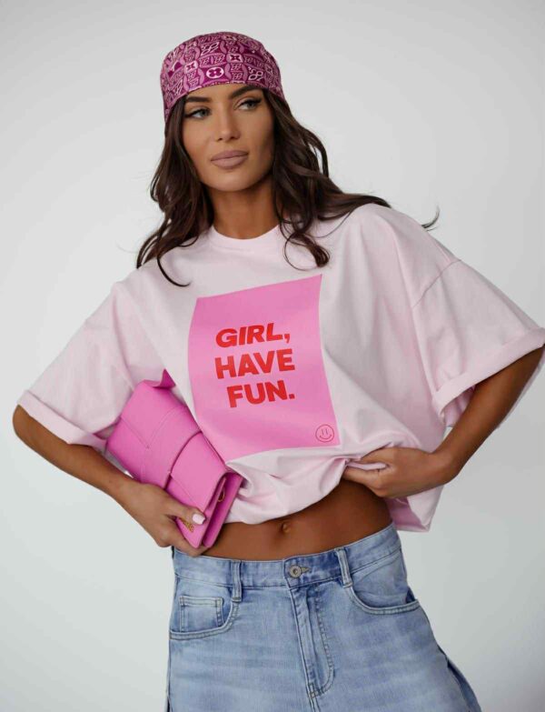 Girl, Have Fun T-shirt – pudrowy róż koszulka oversize