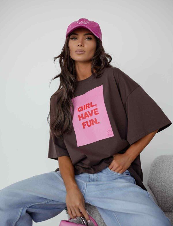 Girl, Have Fun T-shirt – czekoladowy koszulka oversize