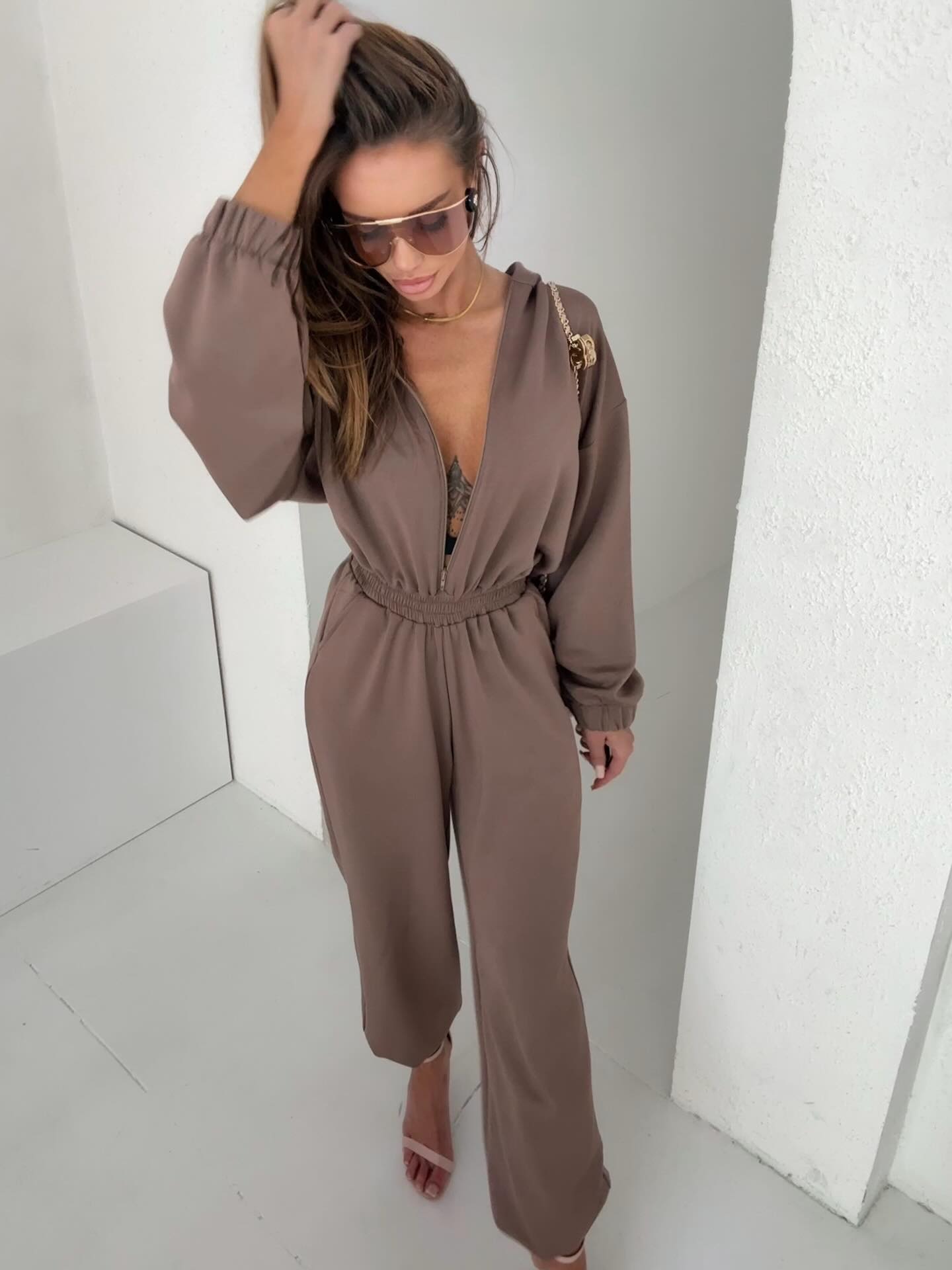 Elegance Flow – Mocca Kombinezon z Kapturem - obrazek 3