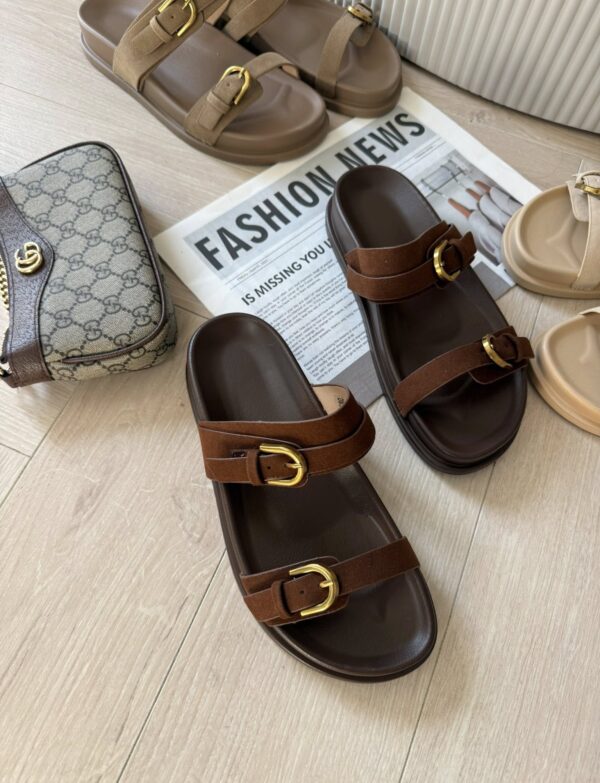 Klapki damskie ze złotymi sprzączkami - czekoladowe