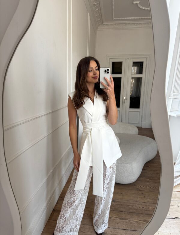 Damski komplet z wiskozy kamizelka i spodnie z koronki - biały