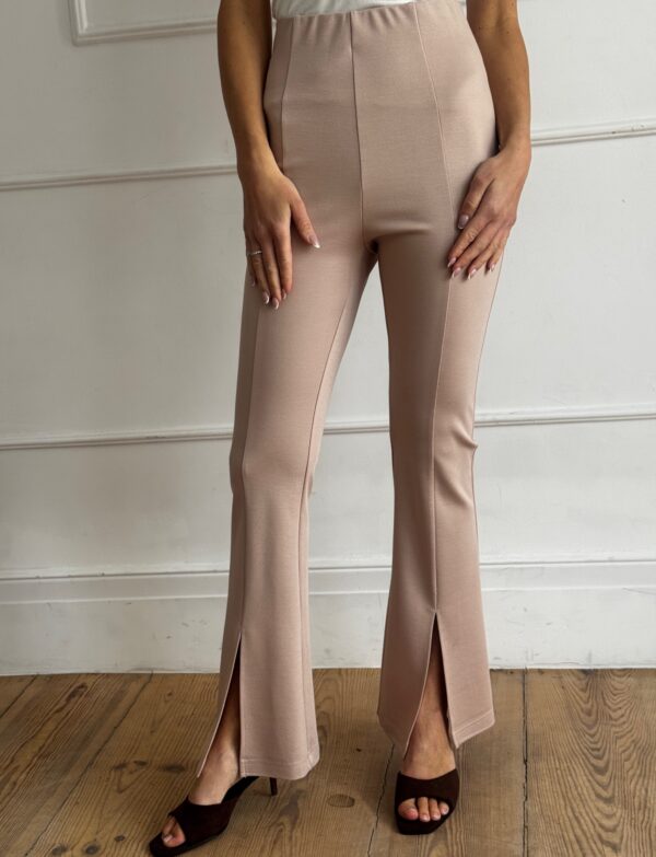 Spodnie z rozcięciem na nogawce - beżowe